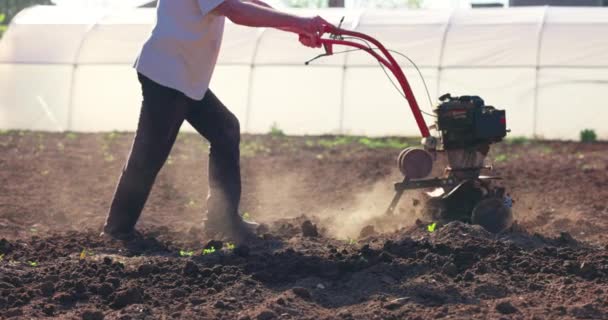 农夫带着机器耕作 在菜园里挖土 — 图库视频影像