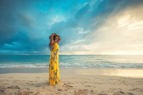 Mujer Joven Despreocupada Relajándose Playa Tropical —  Fotos de Stock