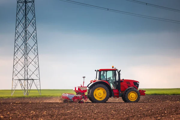 Jordbrukare Traktor Förbereder Jordbruksmark Med Såbädd För Nästa — Stockfoto