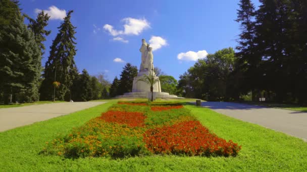 Варна Болгария Вид Воздуха Морской Сад Цветными Цветами Памятник Пантеону — стоковое видео