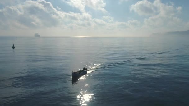 Voilier Voile Dans Mer Bleue Aérien Sunrise Vidéo — Video