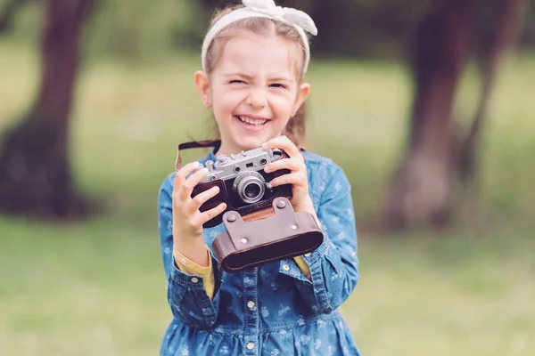 Klein Meisje Met Oude Vintage Camera Maakt Foto Van Omringende — Stockfoto