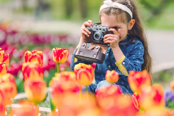 Malá Dívka Starou Vintage Kamerou Dělat Fotky Tulipánů Květinové Zahradě — Stock fotografie