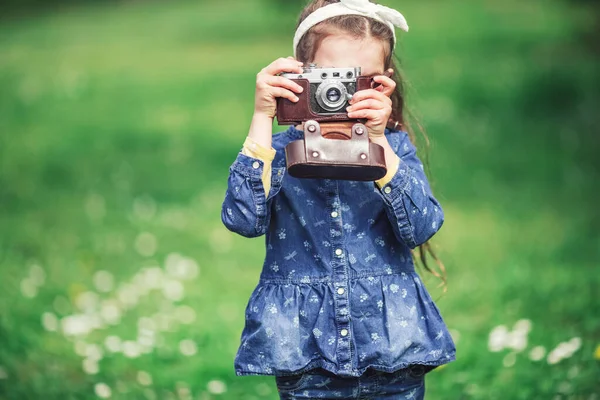 Liten Flicka Med Gammal Vintage Kamera Att Göra Bilder Omgivande — Stockfoto