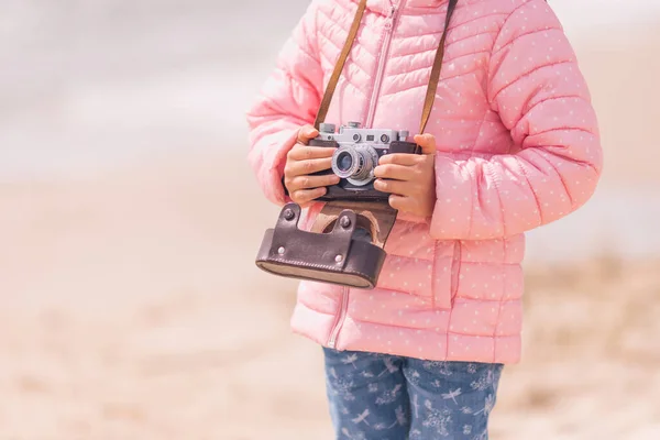 Klein Meisje Met Oude Vintage Camera Die Foto Maakt Van — Stockfoto