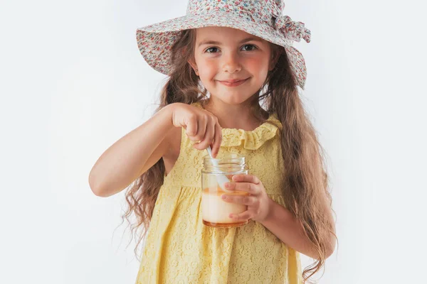 Menina Bonita Comendo Saboroso Creme Sobremesa Retrato Isolado Fundo Branco — Fotografia de Stock