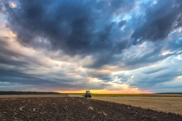 Traktor Plogning Fälten Jordbrukslandskap — Stockfoto