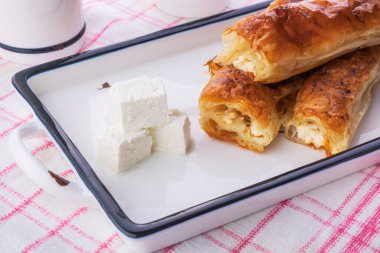 Fırında peynirli turta. Kahvaltıda Yunan tereyağı banitsa