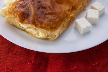 Fırında peynirli turta. Kahvaltıda Bulgar tereyağı banitsa