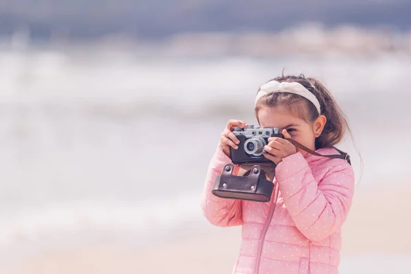 Dziewczynka Starą Kamerą Robi Zdjęcia Fal Morskich Plaży Młody Fotograf — Zdjęcie stockowe