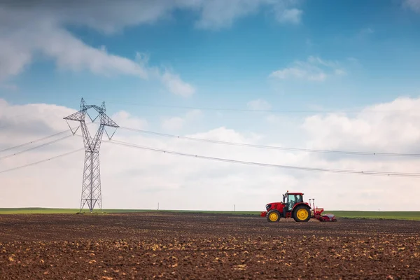 Landwirt Traktor Bereitet Ackerland Mit Saatbett Für Das Nächste Jahr — Stockfoto