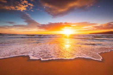 Denizin üzerinde güzel bulutlar, güneşin doğuşu.