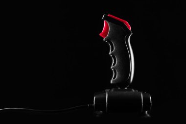 8- bit konsollardan Gamepad Retro joystick. Oyun denetleyici siyah arkaplanda izole edildi