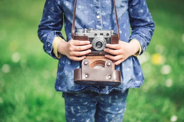 Klein Meisje Met Oude Vintage Camera Maakt Foto Van Omringende — Stockfoto