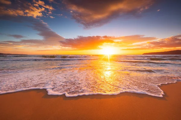 Bellissimo Paesaggio Nuvoloso Sul Mare Colpo Sole — Foto Stock