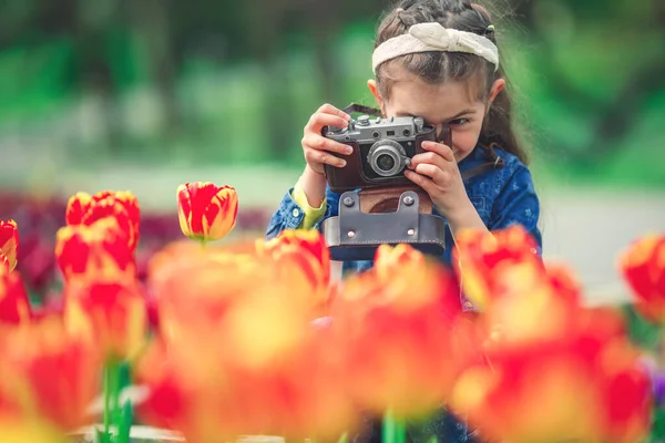 Klein Meisje Met Oud Vintage Camera Het Maken Van Foto — Stockfoto