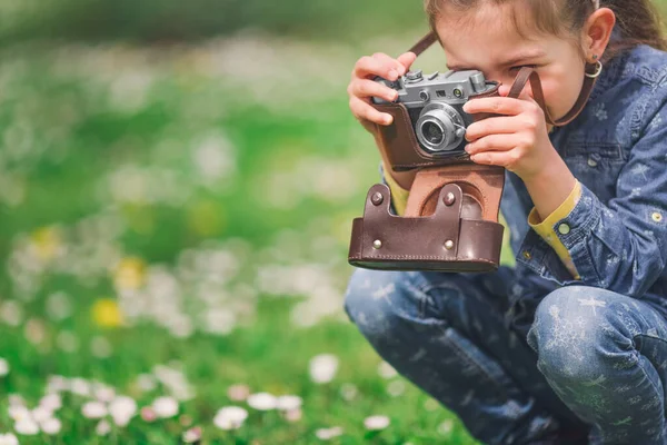 Dziewczynka Starą Kamerą Rocznika Robienie Zdjęć Otaczającej Przyrody Parku — Zdjęcie stockowe