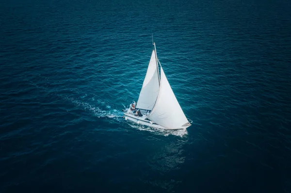 Bateau Voile Yacht Avec Voiles Blanches Mer Ouverte Vue Aérienne — Photo