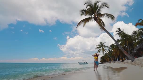 Krásná Dívka Bikinách Relaxuje Tropické Ostrovní Pláži Tyrkysovou Vodou Bílým — Stock video
