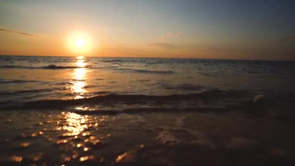 Nascer Sol Colorido Praia Oceânica Ondas Mar Lavando Costa Arenosa — Vídeo de Stock