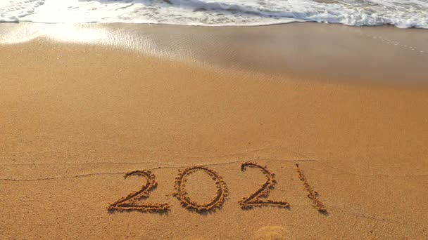日出时的海浪冲刷海滩沙子和2021年文本 — 图库视频影像