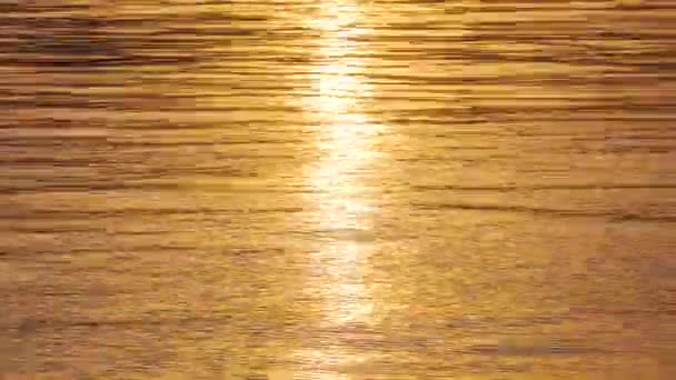 Sonnenlicht Bei Sonnenuntergang Reflexion Auf Welligen Wasserwellen Meer — Stockvideo