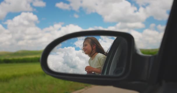 Criança Sonhar Partir Uma Janela Carro Aberto Enquanto Viaja Viagem — Vídeo de Stock