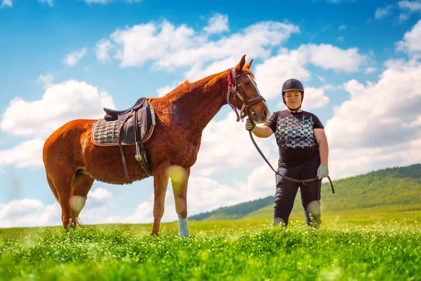 Jonge Jongen Paardrijden Het Veld — Stockfoto