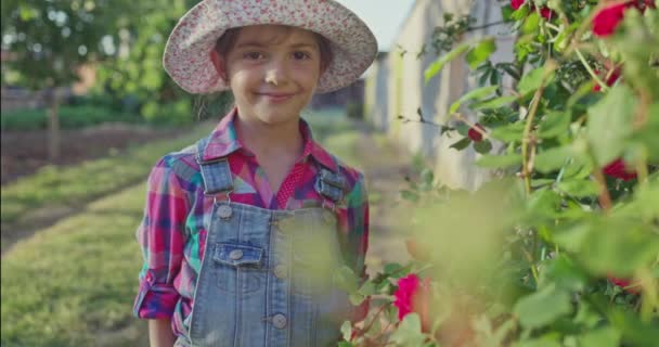 Niña Feliz Hermosa Joven Agricultor Oliendo Rosas Flores Jardín Rural — Vídeo de stock