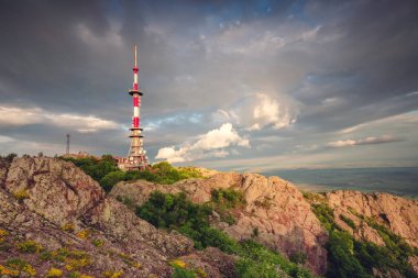 Dağ tepeleri ve Sliven şehri üzerinde gün batımı, havadan panoramik manzara