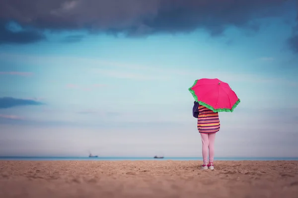 Chica Con Paraguas Pie Playa — Foto de Stock