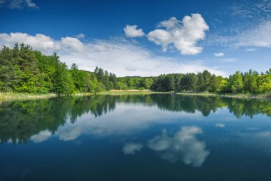 Dağ gölünde panoramik manzara.