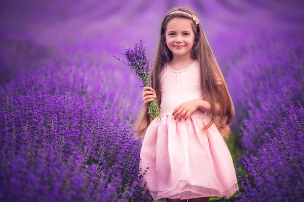 Menina Feliz Com Vestido Desfrutando Campo Lavanda Com Buquê Flores — Fotografia de Stock