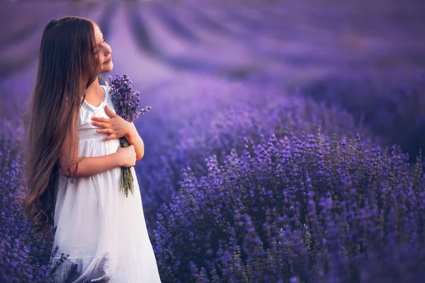 Glückliches Kleines Mädchen Mit Kleid Genießt Lavendelfeld Mit Blumenstrauß — Stockfoto