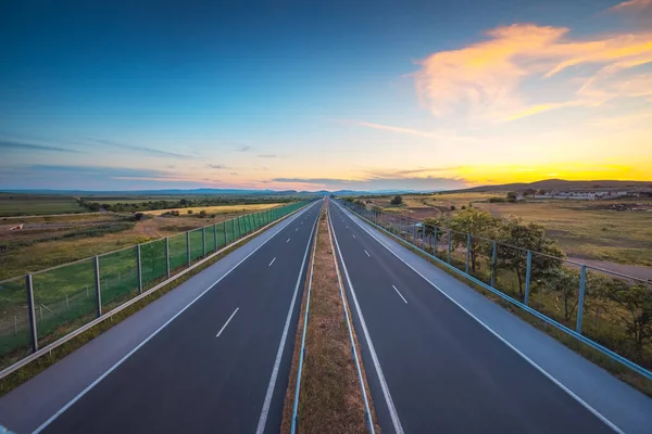 オープン道路 美しい晴れた日に高速道路の道路の道路を運転 — ストック写真