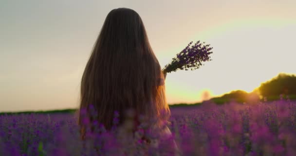 Niña Feliz Con Vestido Disfrutando Campo Lavanda Con Ramo Flores — Vídeo de stock