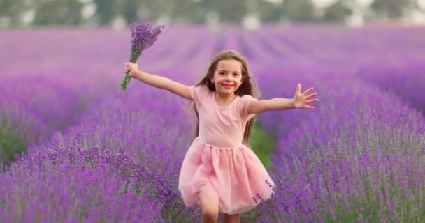 Menina Feliz Com Vestido Desfrutando Campo Lavanda Com Buquê Flores — Vídeo de Stock