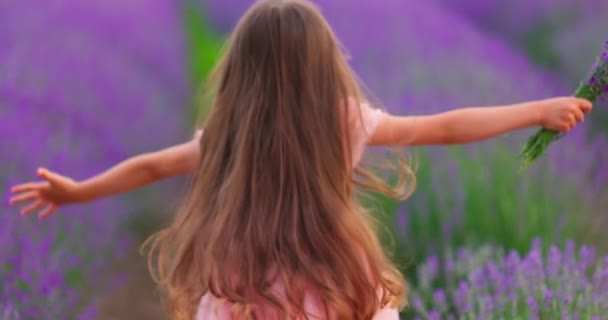 Menina Feliz Com Vestido Desfrutando Campo Lavanda Com Buquê Flores — Vídeo de Stock