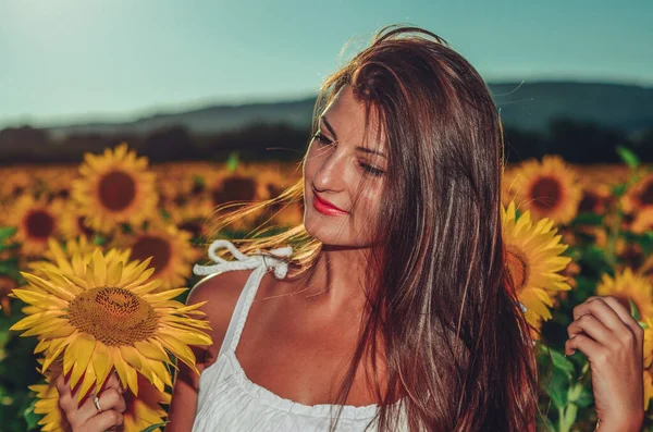 Hermosa Chica Campo Sosteniendo Pequeño Girasol —  Fotos de Stock