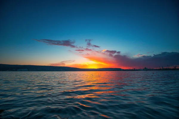 Piękny Chmurny Krajobraz Nad Morzem Zachód Słońca — Zdjęcie stockowe