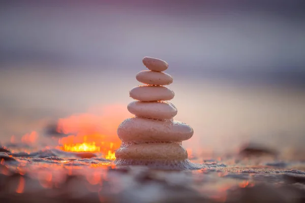 Stenen Balans Het Strand Zonsopgang Schot Zen Meditatie Ontspanning — Stockfoto