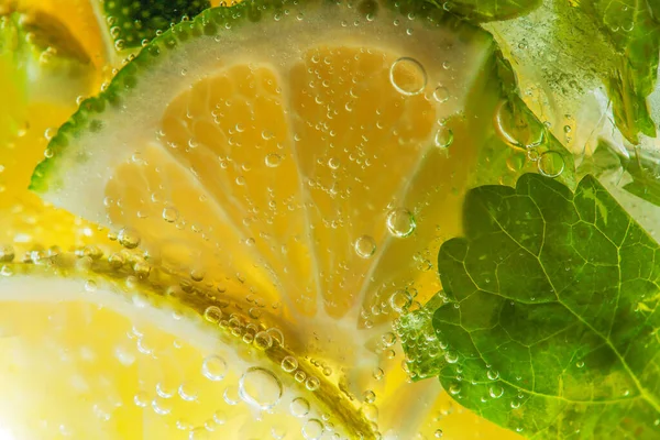 Mojito Kokteyli Limonlar Nane Yaprakları Buz Küpleri Makro Shot — Stok fotoğraf