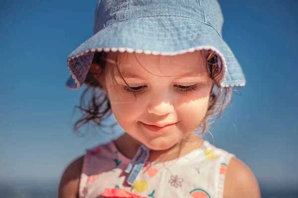 Liten Flicka Leker Stranden Med Leksaker — Stockfoto