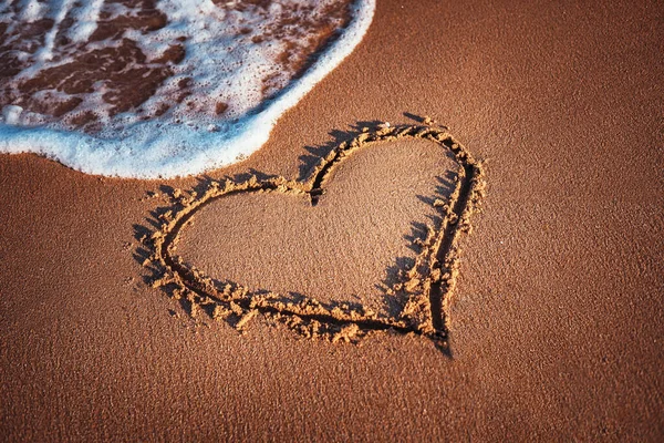 Serce Narysowane Piasku Plaży — Zdjęcie stockowe