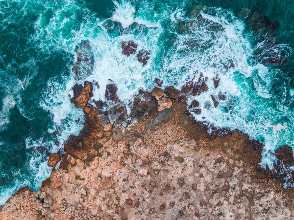 Vista Aérea Costa Rocosa Olas Del Océano Que Estrellan — Foto de Stock