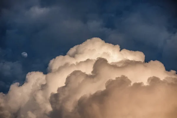 Céu Noturno Com Lua Nuvens — Fotografia de Stock