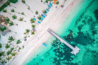 Punta Cana, Dominik Cumhuriyeti 'ndeki tropik ahşap iskele ve turkuaz Karayip denizinin havadan görünüşü