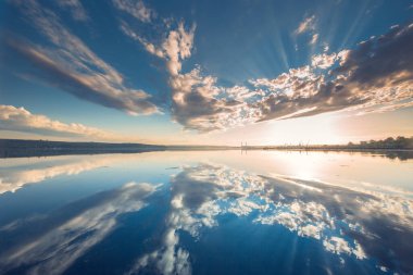 Gölün üzerinde güzel bir bulut manzarası, gün batımı