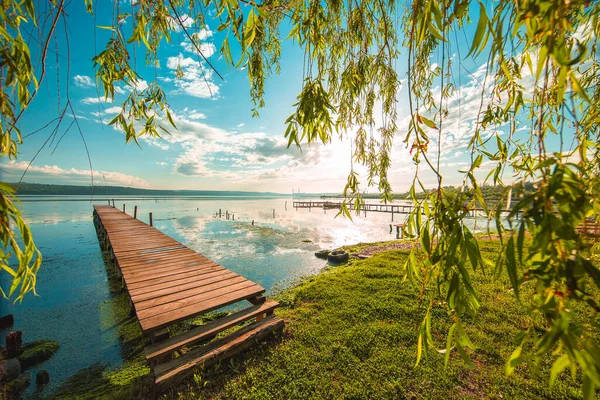 Liten Brygga Och Båt Vid Sjön — Stockfoto