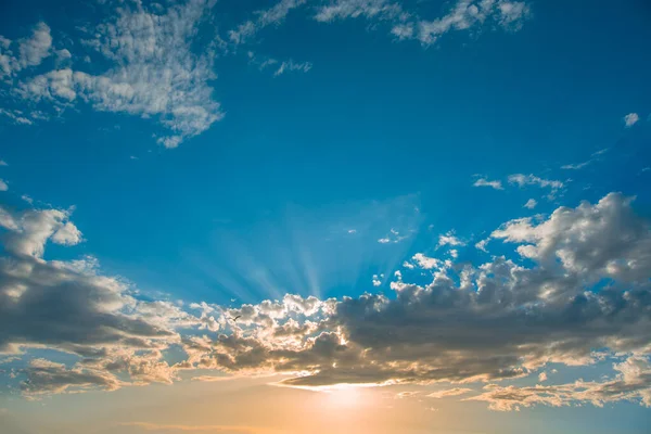 Cloudscape Και Δραματικό Γαλάζιο Ουρανό Ηλιοβασίλεμα Shot — Φωτογραφία Αρχείου